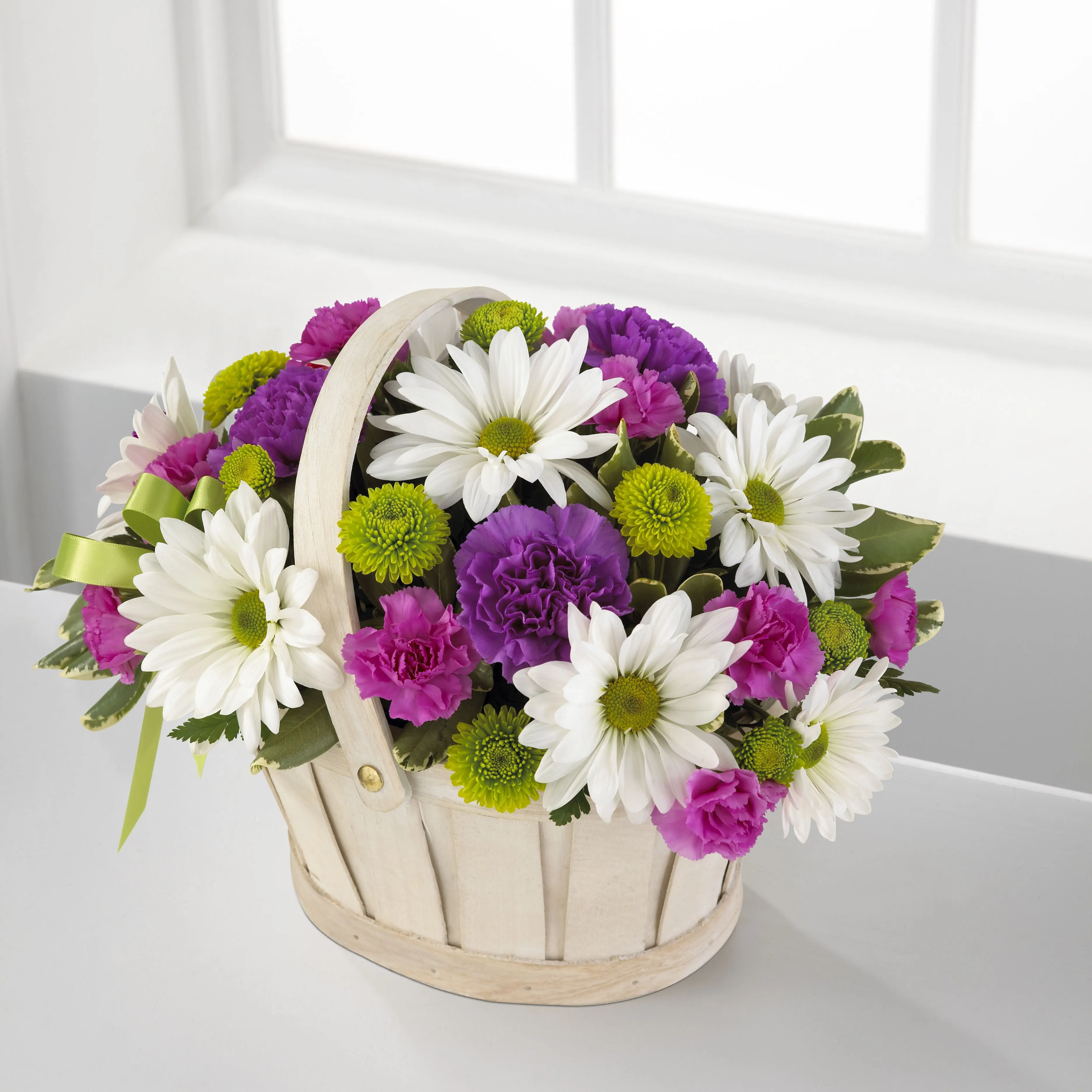 Kosz z bukietem Blooming Bounty w zestawie