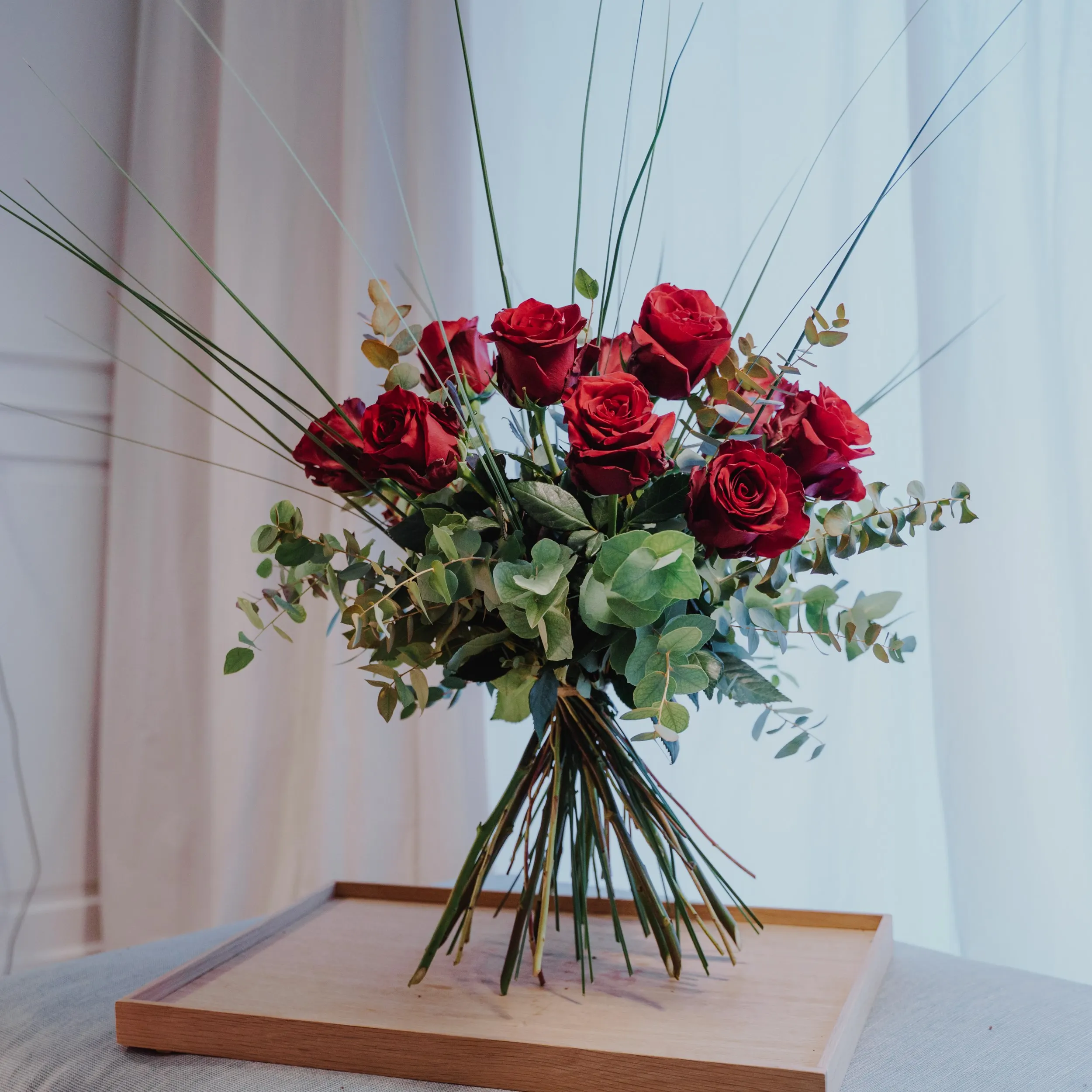12 rote Rosen mit Grün
